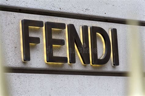 fendi ロゴ: ファッションとアートの交差点における象徴